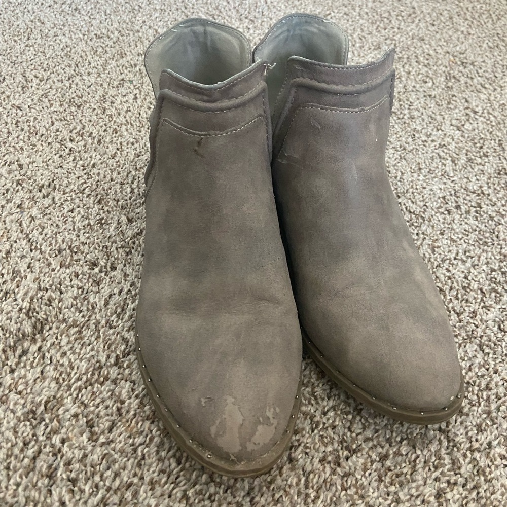 Low heeled booties